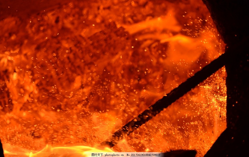 梦境之火，解析梦见自己灶内烧火烧得很旺的深层含义