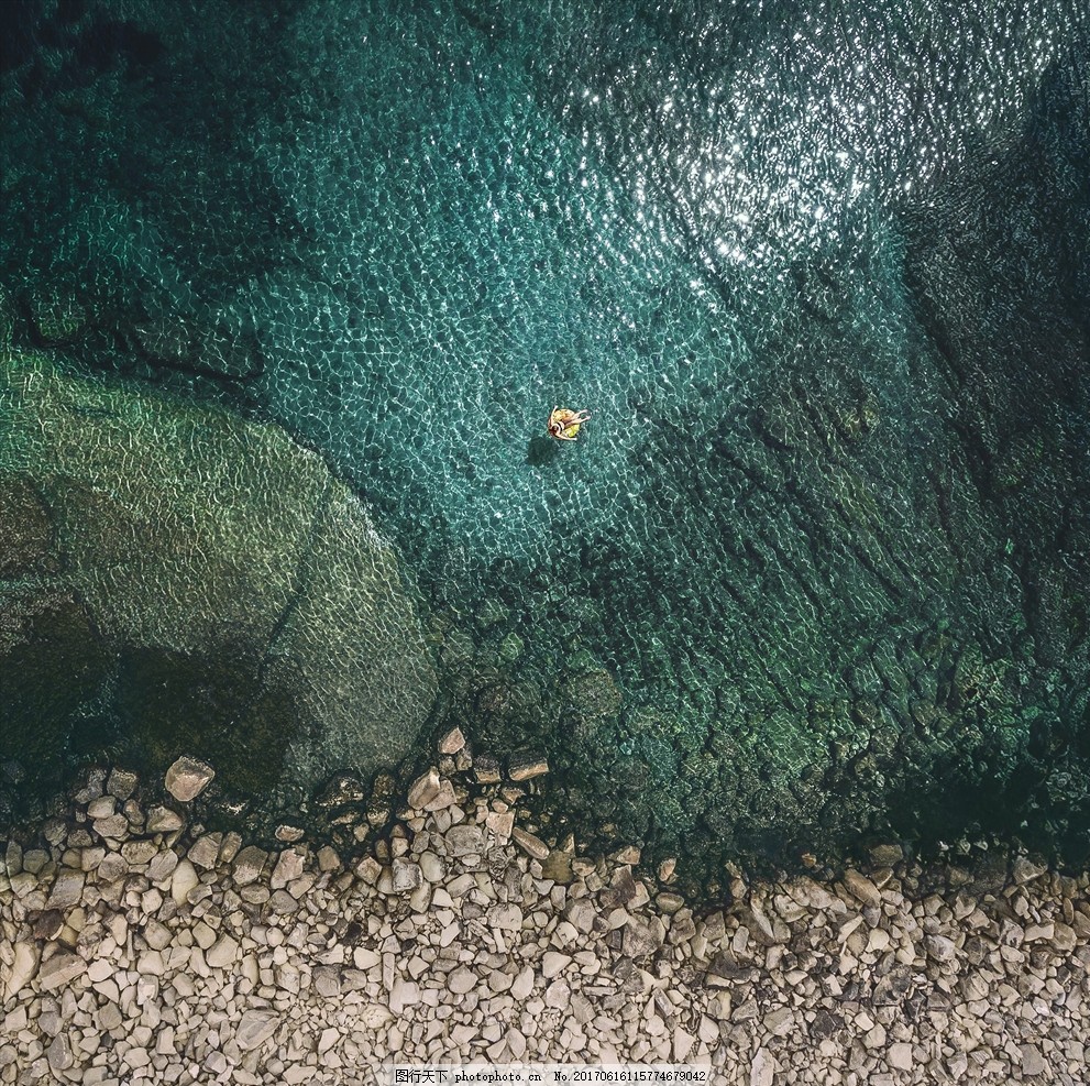 深蓝 石头 海滩 俯拍图片