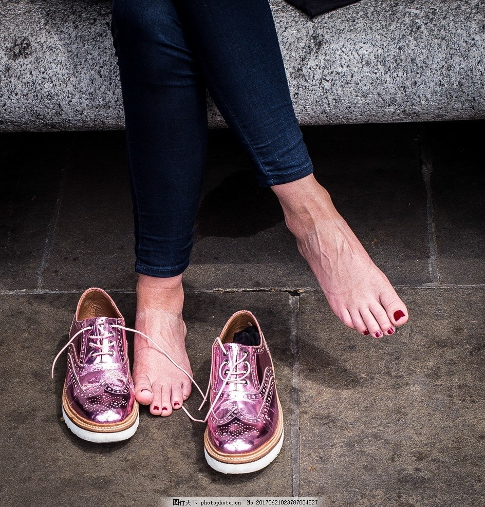 女生光脚丫足部特写图片