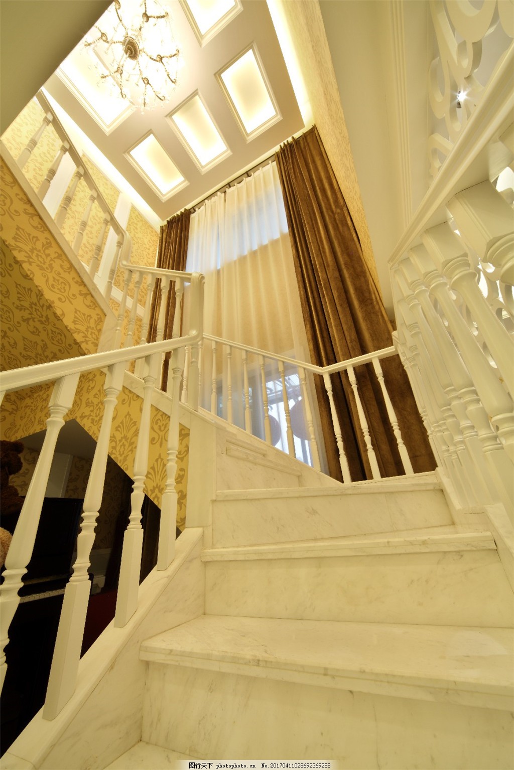 2013新古典风格别墅室内实木楼梯间装修效果图 – 设计本装修效果图